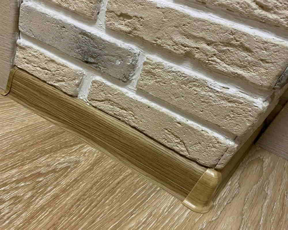 Плинтус ПВХ с кабель-каналом Рико Лео 135 Дуб лионский