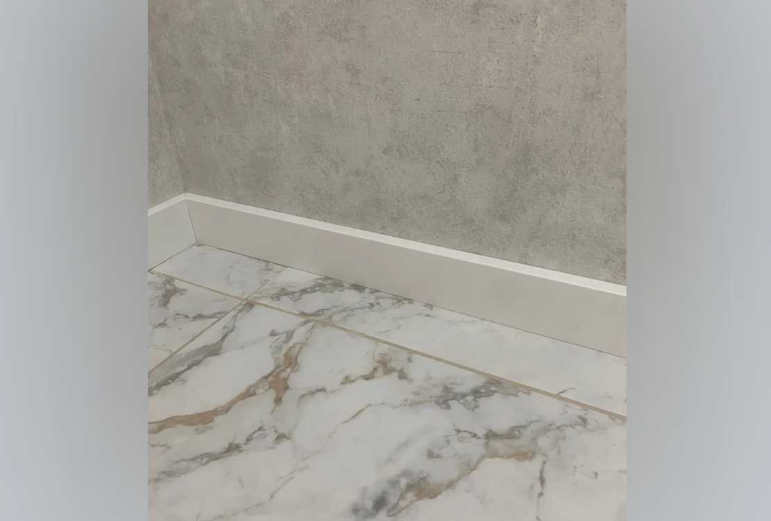 Плинтус МДФ Волшебная палочка 81мм 2,4м. В защитном грунте RAL 9003