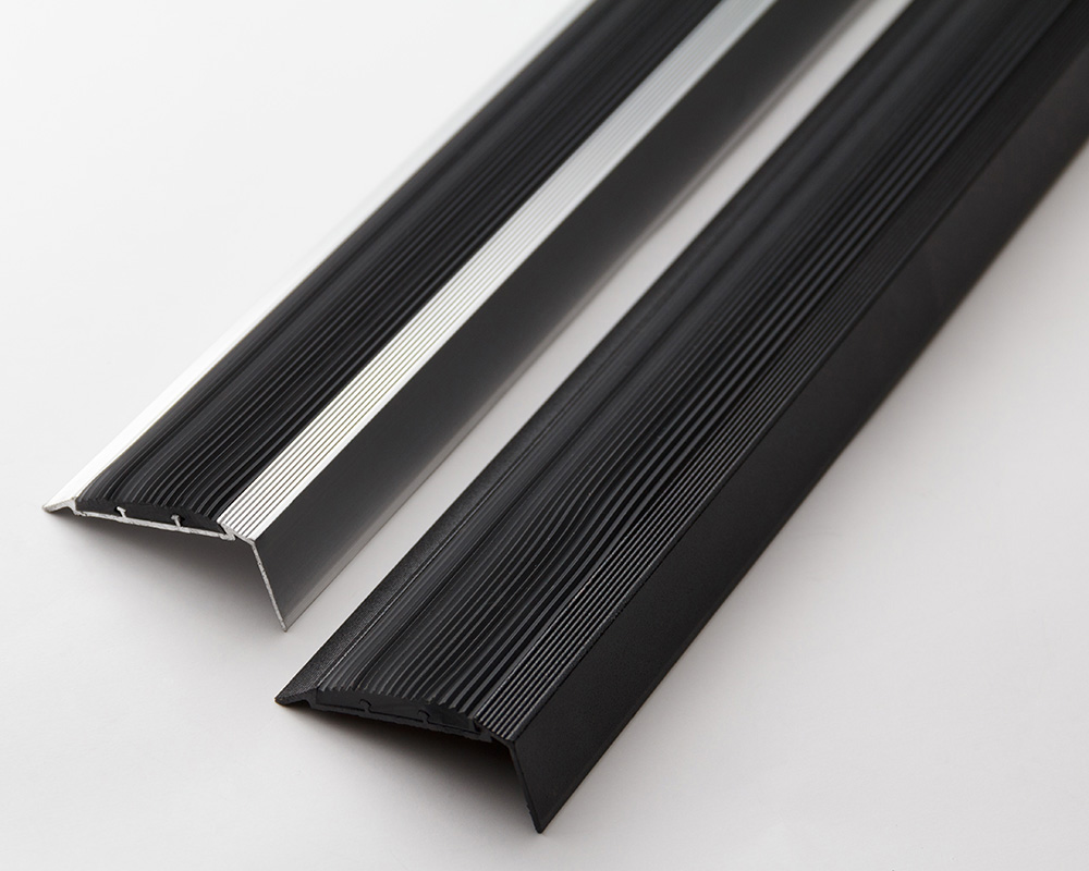 Порог угловой ПУ 70.2700.215 Черный