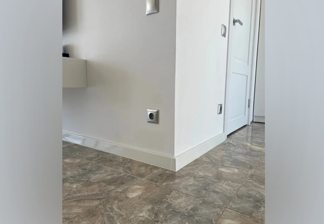 Плинтус со съемной панелью ПВХ Деконика ИДЕАЛ 55мм 2,2м. 265 Клен патина