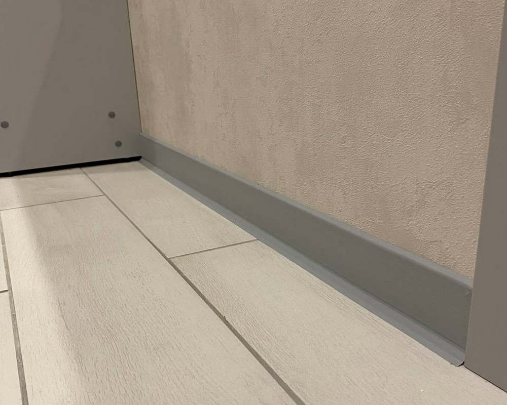 Плинтус ХДФ Dollken S60 60 мм х 2,575м 1202 Светло-серый