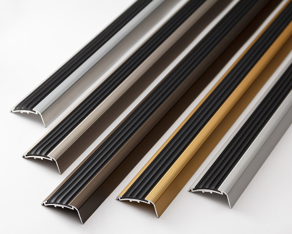 Порог угловой ПУ 71.2700.001ч Алюминий