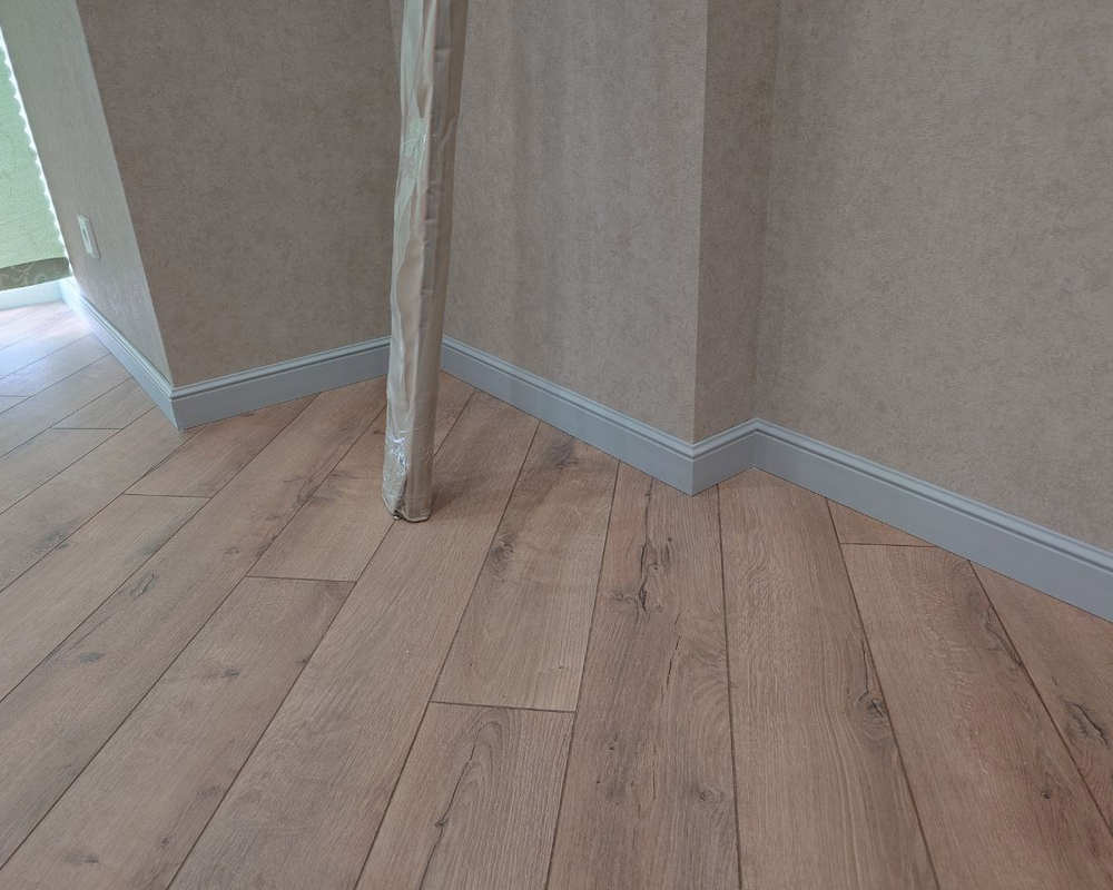 Плинтус из полистирола высокой плотности HI WOOD B100 98мм х 13мм х 2,0м.