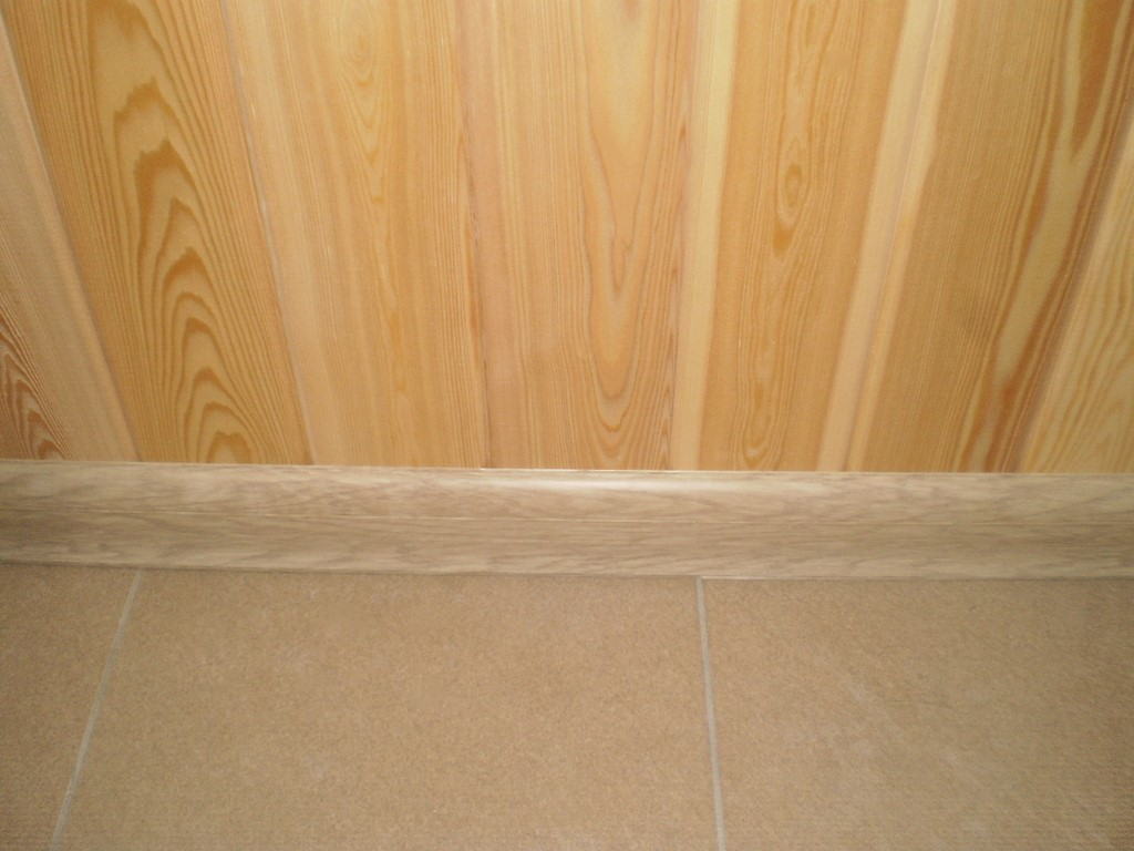 Плинтус ПВХ с кабель-каналом Рико Лео 148 Дуб петровский