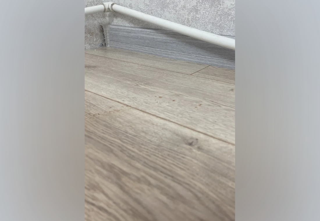 Плинтус со съемной панелью ПВХ Деконика ИДЕАЛ 55мм 2,2м. 265 Клен патина