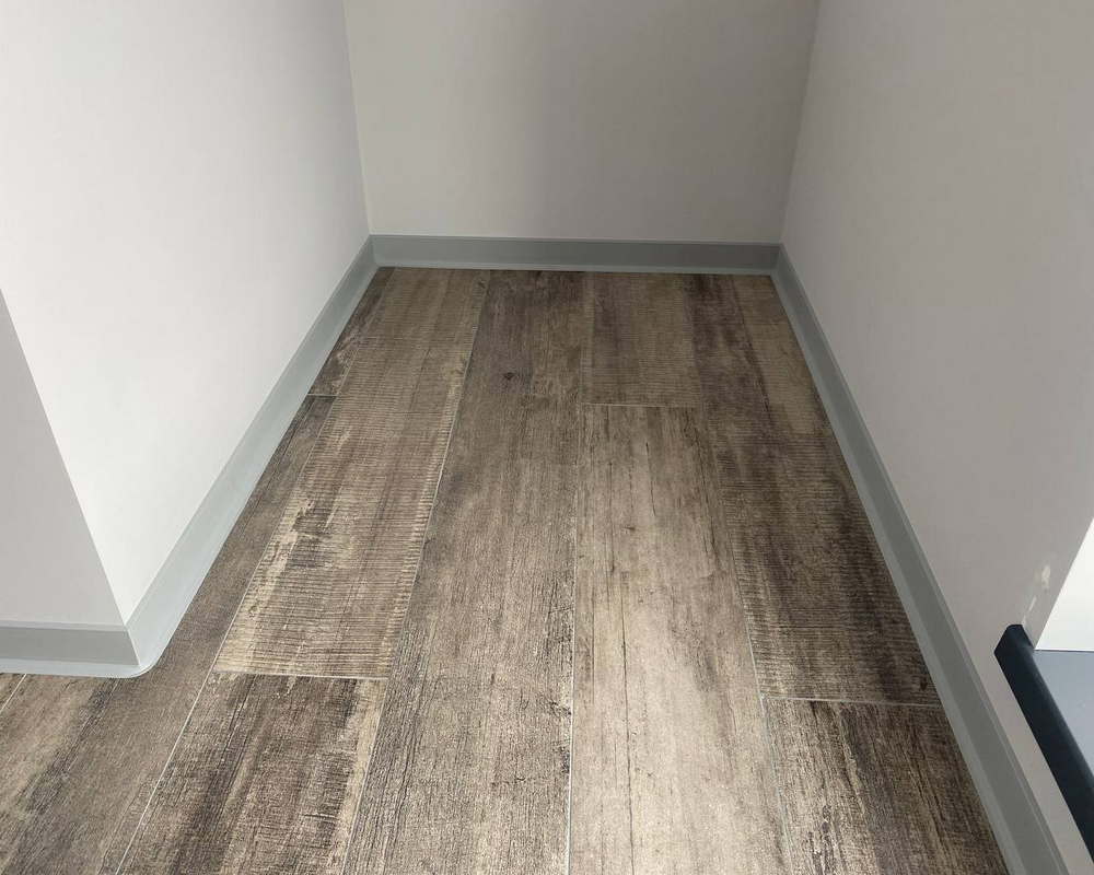 Плинтус ХДФ Dollken S60 60 мм х 2,575м 1202 Светло-серый