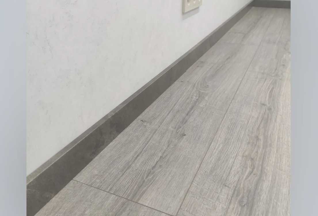 Плинтус МДФ Лука Пл 80МДФ.2700.Point line 24012 Дуб светло-серый