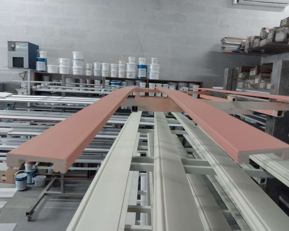 Плинтус из полистирола высокой плотности Волшебная Палочка 100*15*2000. MSPOL 104. Окраска включена в стоимость