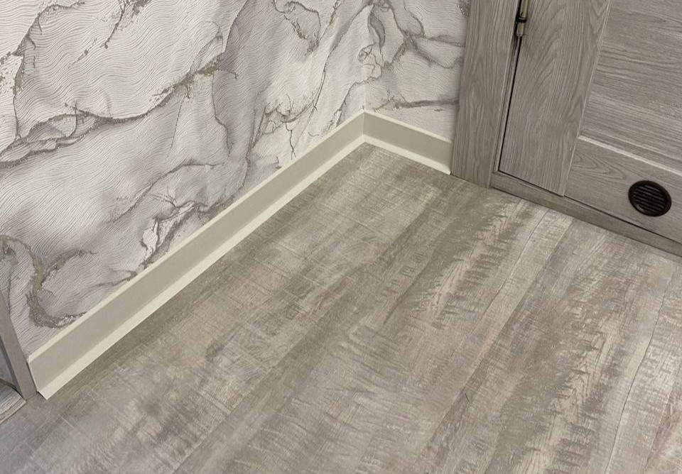 Плинтус ХДФ Dollken S60 60 мм х 2,575м 1248 Бело-серый