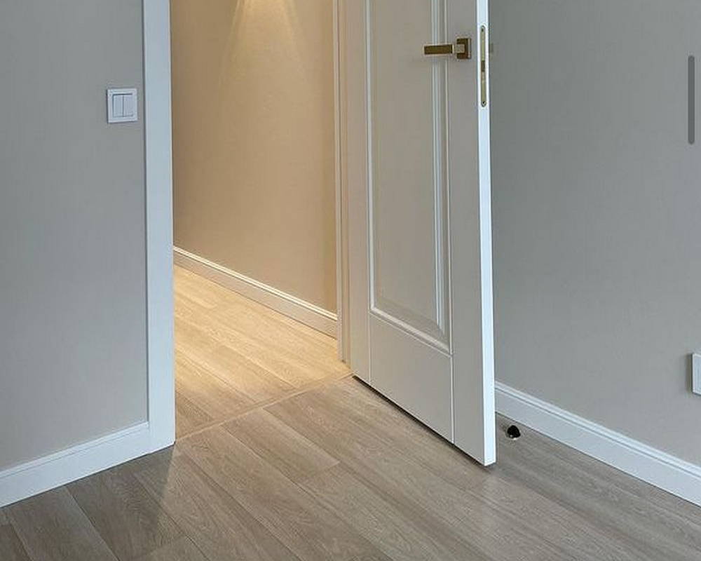 Плинтус из полистирола высокой плотности HI WOOD B100 98мм х 13мм х 2,0м.