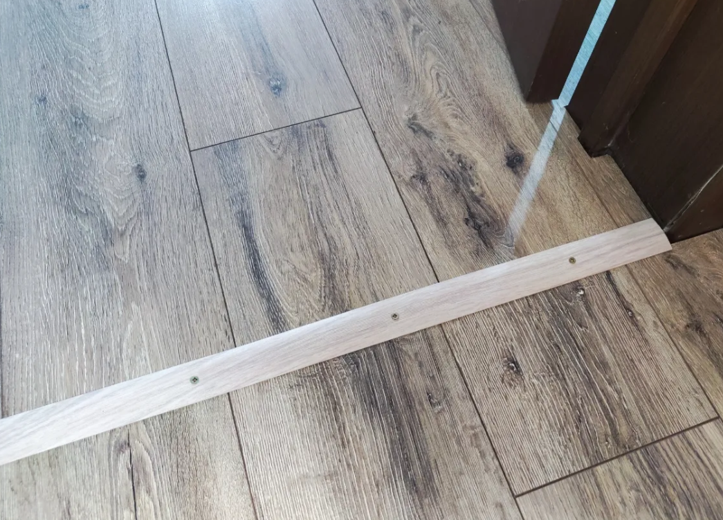 Одноуровневый порог  MAGIC STICK. 38 мм 0,9 м  Ясень серый