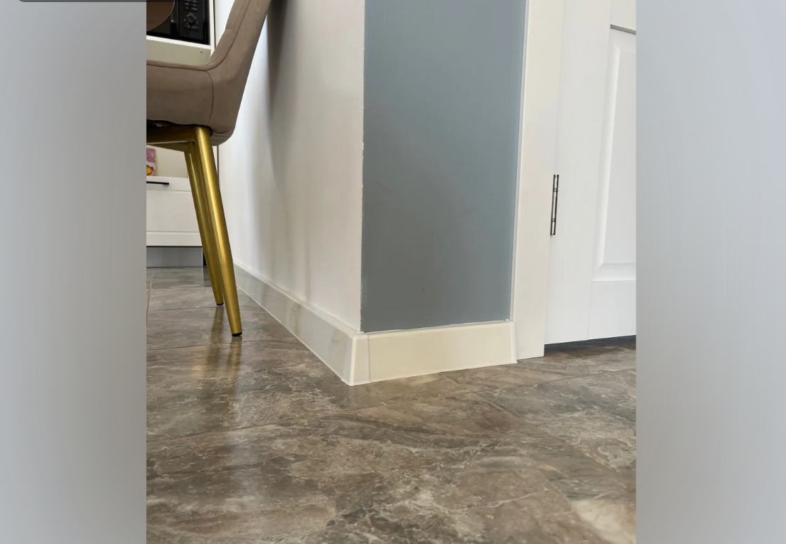 Плинтус со съемной панелью ПВХ Деконика ИДЕАЛ 55мм 2,2м. 265 Клен патина