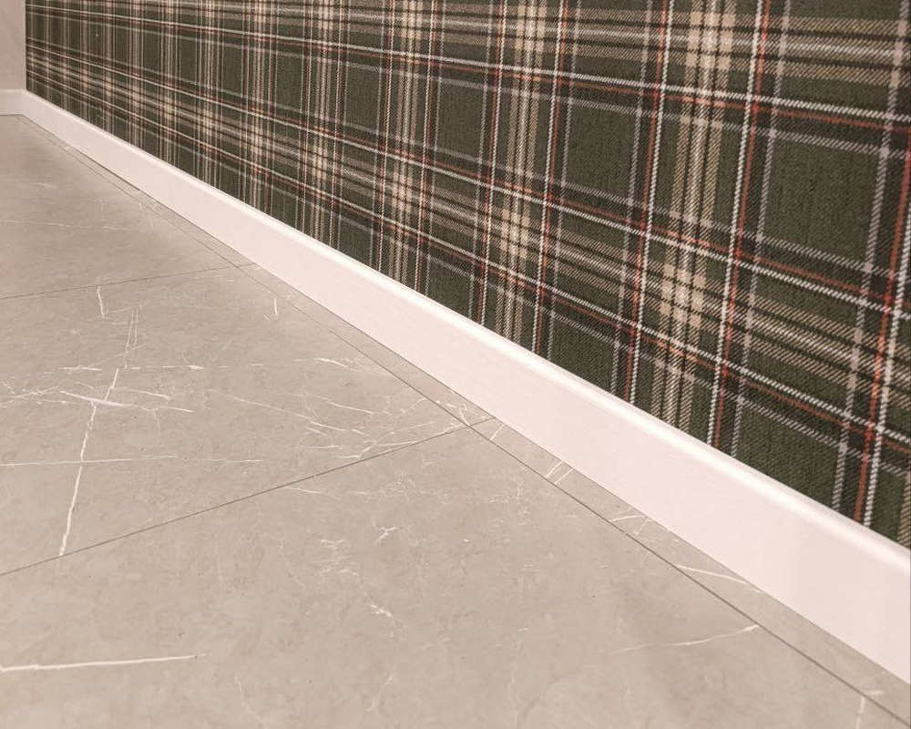 Плинтус МДФ Волшебная палочка 81мм 2,4м. В защитном грунте RAL 9003