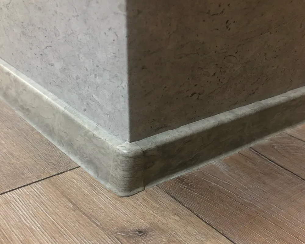 Плинтус со съемной панелью ПВХ Деконика ИДЕАЛ 55мм 2,2м 210 Дуб пепельный