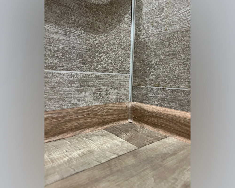 Плинтус ПВХ с кабель-каналом Рико Лео 135 Дуб лионский