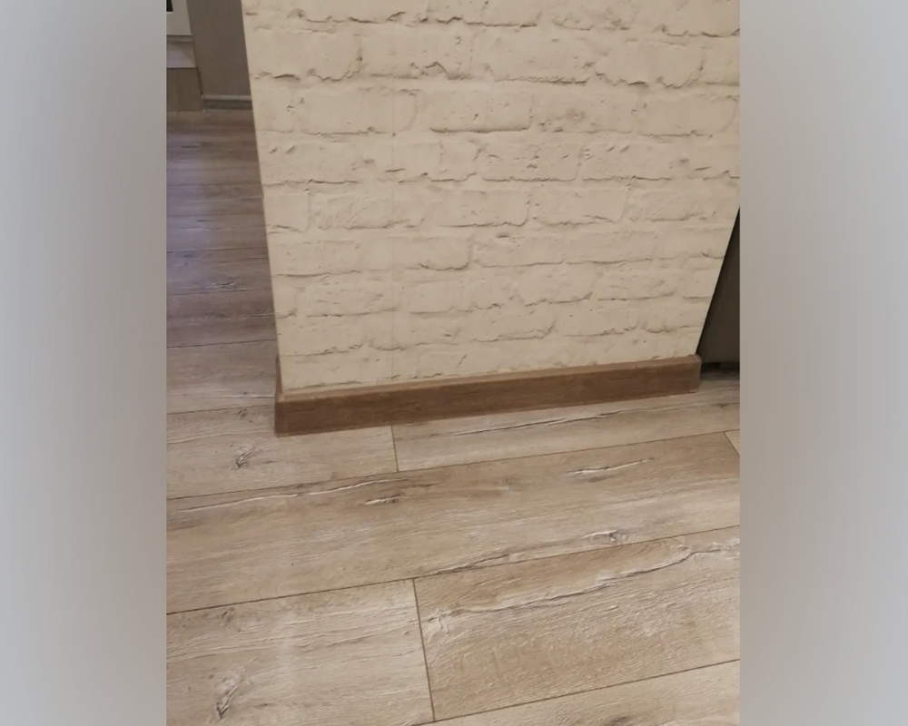 Плинтус ПВХ Salag Lima 72мм 2,5м. Дуб Аргос