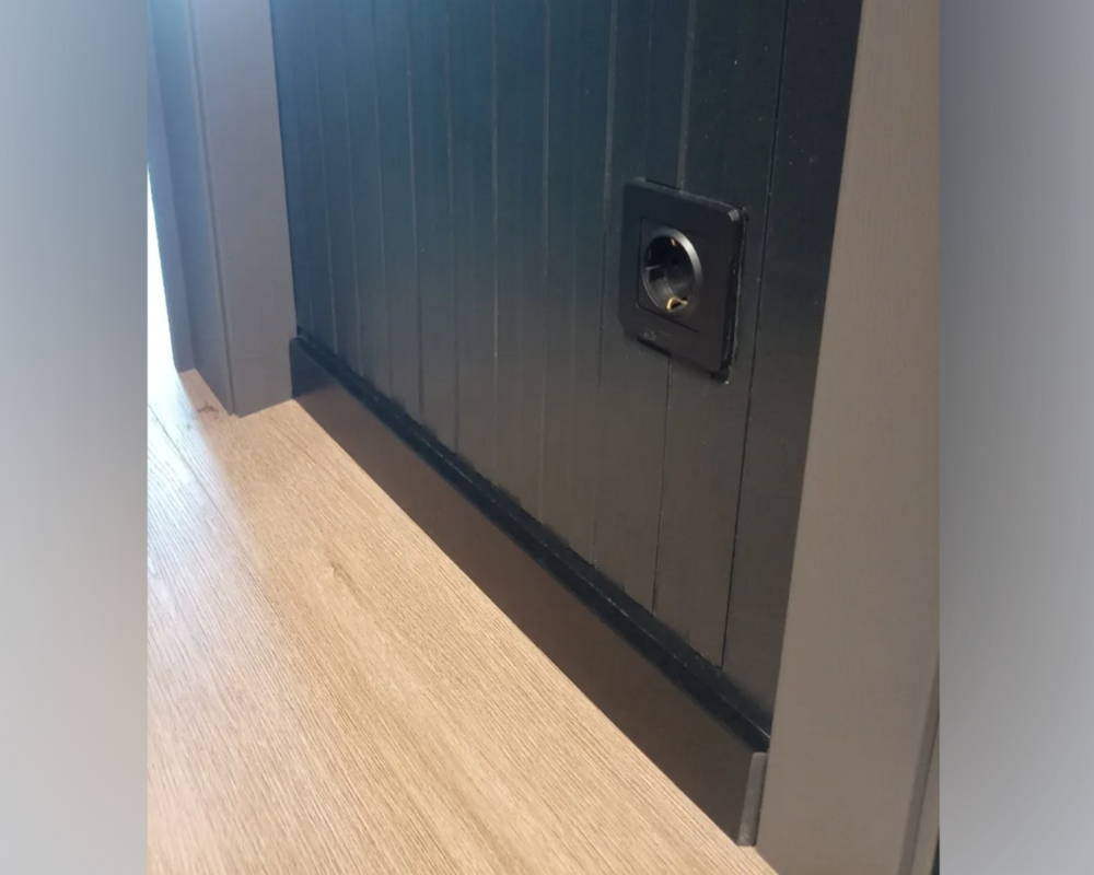 Плинтус напольный Salag Alpha 100 Черный 2,4м