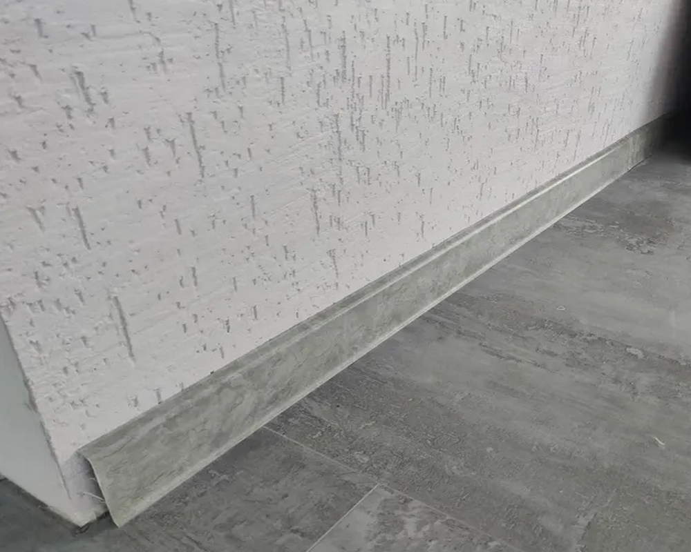 Плинтус со съемной панелью ПВХ Деконика ИДЕАЛ 55мм 2,2м. 253 Ясень серый