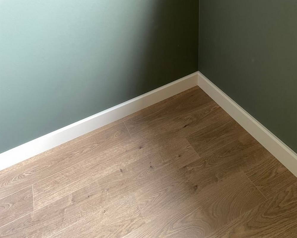 Плинтус NMC FL5 Wallstyl 100*20*2000. Окраска включена в стоимость