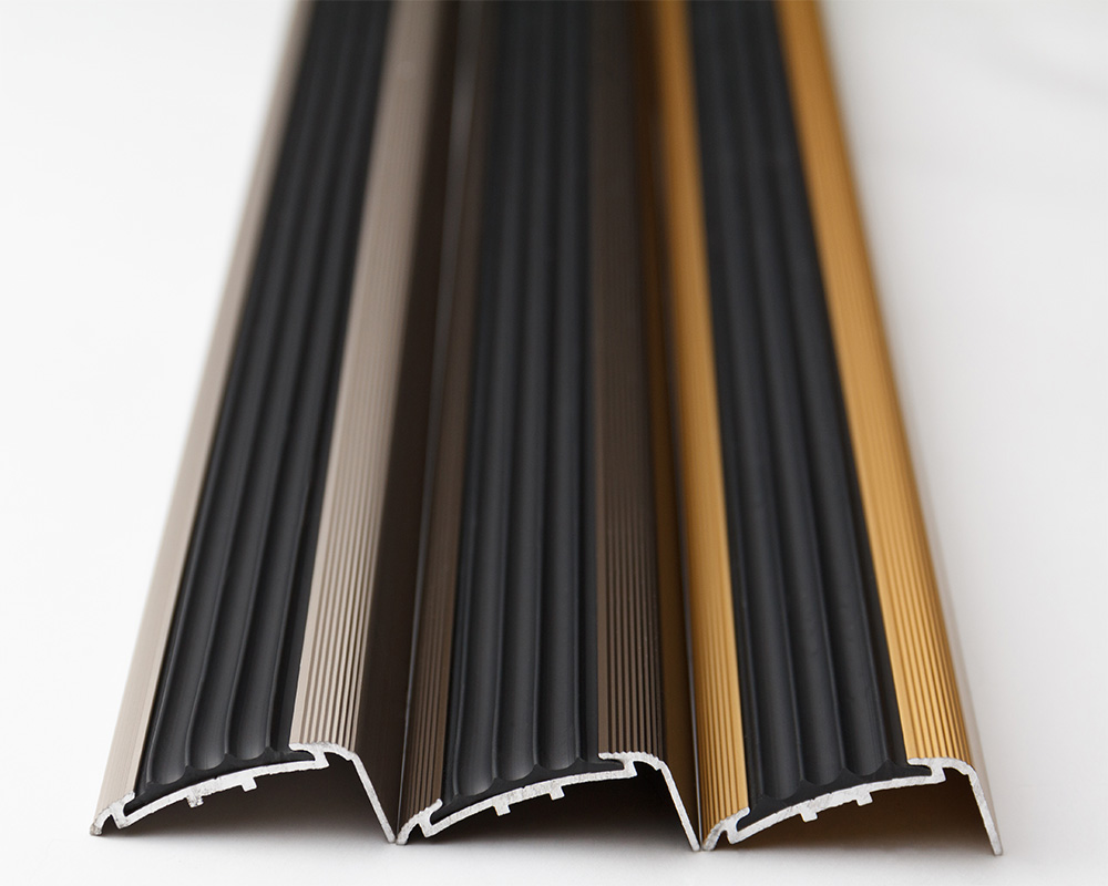 Порог угловой ПУ 71.2700.001ч Алюминий